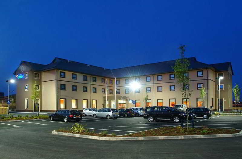 Holiday Inn Express Antrim, An Ihg Hotel Exterior photo